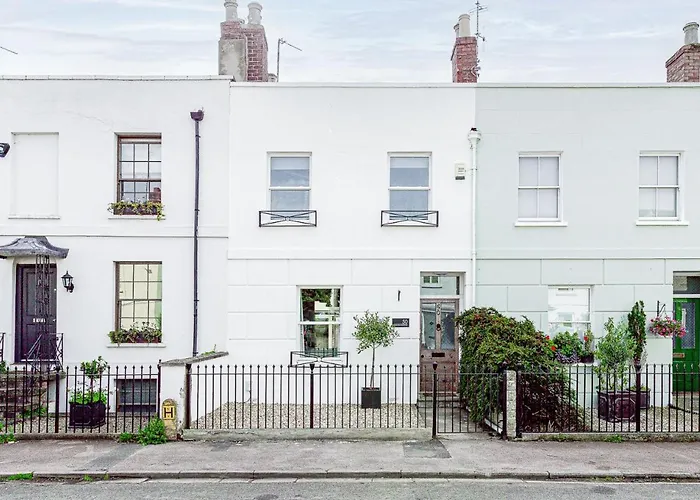 Stunning Townhouse With Large Garden - Sleeps 8!